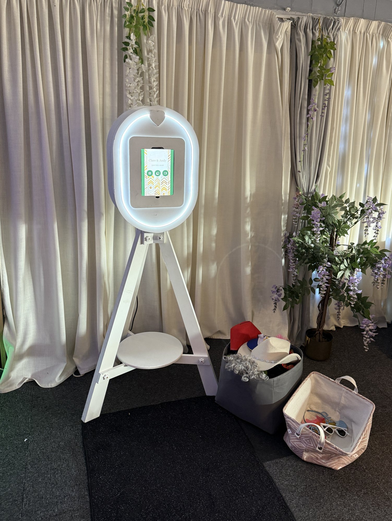 White Oval Photo Pod